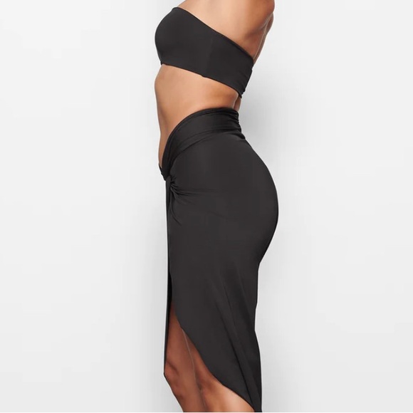 NWT SKIMS Signature Swim Bandeau Bikini Swim Black Onyx Swim Top M - Picture 2 of 9